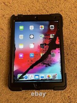 Apple iPad Pro 2nd Gen. 64GB, Wi-Fi, 10.5 Gray Display Issue Fully Functional